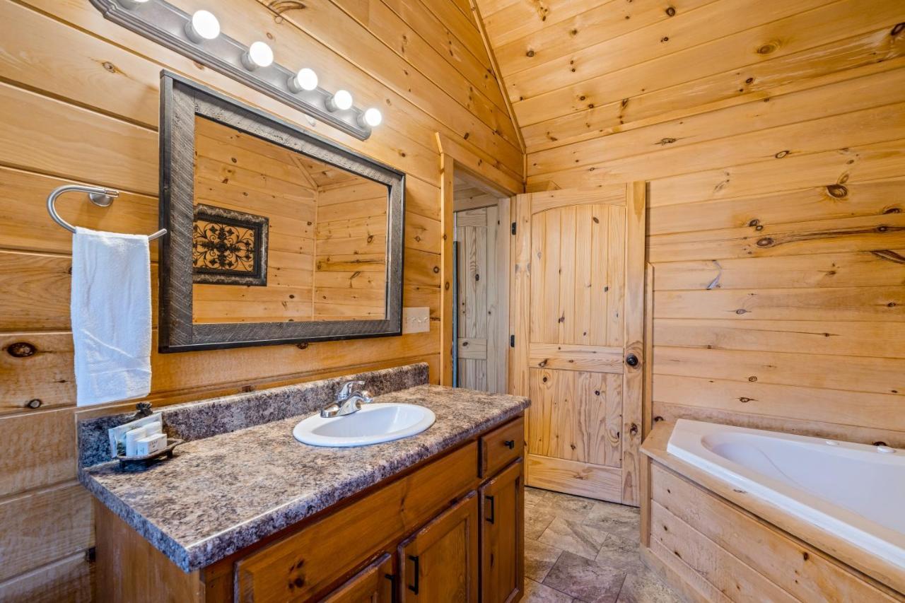 Blue Ridge Bear Bungalow ภายนอก รูปภาพ